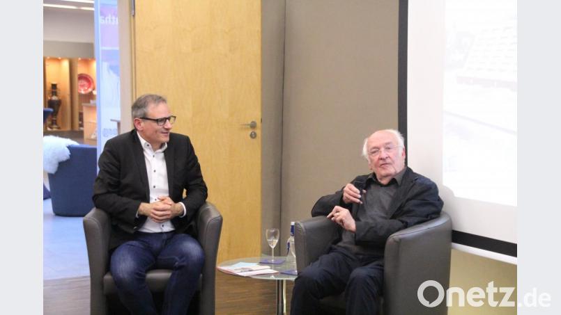 Auch Dietrich Müller (rechts), ehemaliger Vorstandssprecher bei der Rosenthal AG, plauderte mit Kulturreferent Wolfgang Dersch aus dem Nähkästchen. Bild: kmo