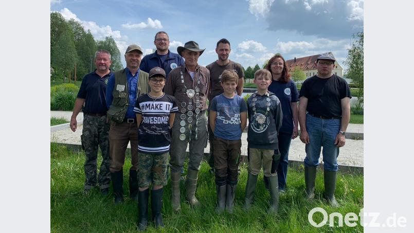 Beim Hegefischen des FSV wurde der Fischerkönig gekürt. Unser Bild zeigt von links stellvertretenden Vorsitzenden Markus Schultes, Thomas Blei, Tim Sommer, Vorsitzenden André Röckl, Bernhard Keck, Andreas Bäuml, Julius Tretter, Jannik Walenta, Jugendleiterin Anita Köppl und Robert Trissl. Bild: exb