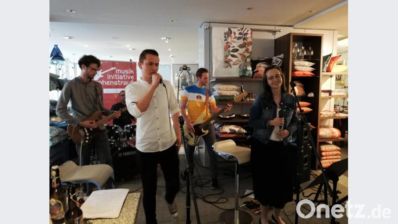 Die Vohenstraußer Band &quot;Granny is Back&quot; begeistert die Konzertgäste beim Finale von &quot;Live im Laden&quot; mit Rock vom Feinsten. Bild: ens