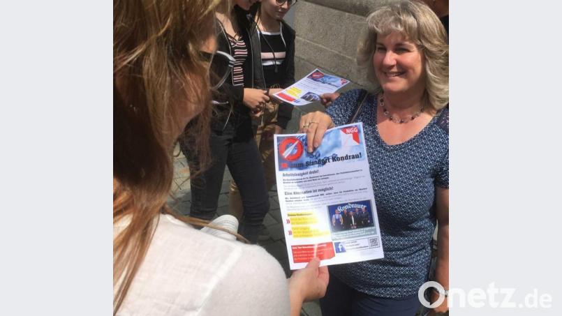 Betriebsratsvorsitzende Margit Rahm (rechts) verteilte am Montag mit Kollegen Flugblätter in Waldsassen, um auf die bedrohten Arbeitsplätze der Kondrauer-Mitarbeiter aufmerksam zu machen. Bild: exb
