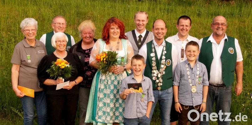 Schützenmeister Alois Helgert (rechts) mit den neuen Regenten. Schützenkönig ist Sascha Helgert (Vierter von rechts), Schützenliesl Klára Hátlová (Fünfte von links) und Seniorenkönigin Lilo Schraml (Zweite von links). Bild: njn