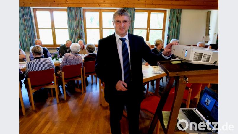 Vorstandsvorsitzender Jürgen Schnappauf von der Raiffeisenbank Floß/Flossenbürg referiert beim Klub 70 über den Sozialreformer Friedrich Wilhelm Raiffeisen. Bild: le