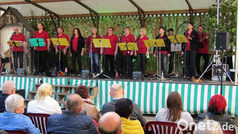 Die Jungen Christen legten zum Jubiläum 900 Jahre Kloster Michelfeld ein spitzenmäßiges Konzert auf die Bühne im Klosterhof. Bild: sck