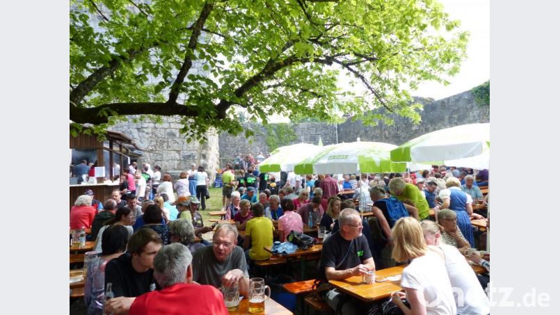 Was könnte einladender sein, als so ein Ambiente: Frühschoppen der Amberger Alpenvereinssektion auf der Schweppermannsburg.	Bild: jp Bild: jp