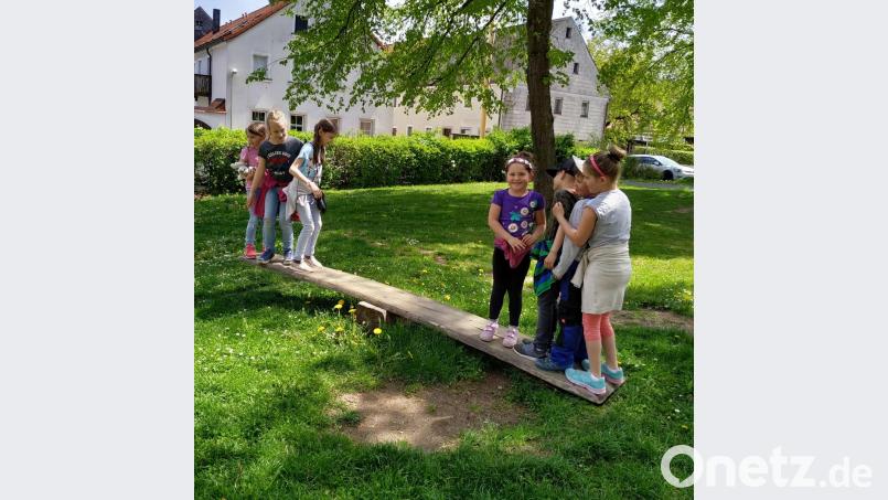 Am Dorfplatz in Wildenreuth gab es zum Abschluss eine Brotzeit. Und die Kinder vergnügten sich beim Spielen. Bild: njn