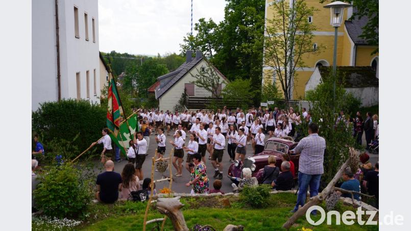 Die KLJB Waldthurn macht den Anfang des langen Festzugs am Sonntag. Bild: fvo
