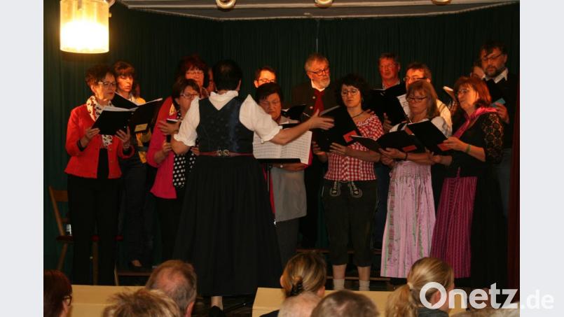 Viel Beifall gab es für die Mai-Serenade des Katholischen Kirchenchors. Bild: fpoz