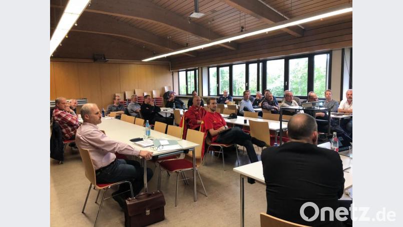 Führungskräfte von Feuerwehren, Rettungsdienst und Katastrophenschutz informieren sich in der Amberger Feuerwache über die digitale Alarmierung. Bild: Stefan Neppl/exb