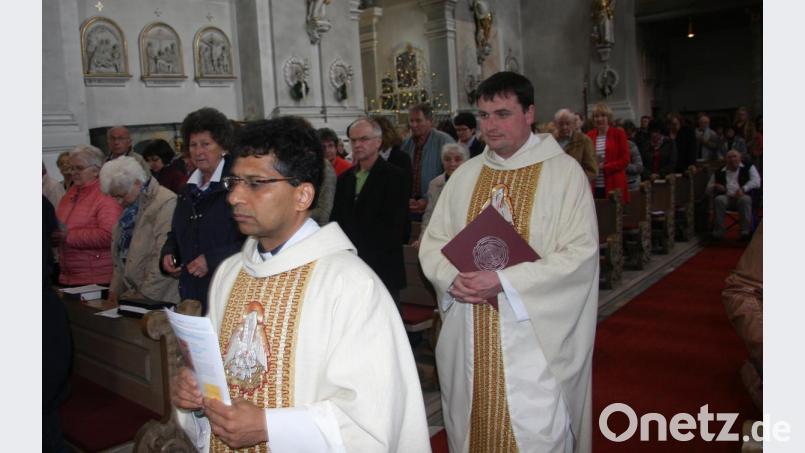 Für den Vorabendgottesdienst mit Pfarrer Joseph konnte Pfarrer Maximilian Roeb (rechts) gewonnen werden. Der Wiesauer hielt auch die beeindruckende Festansprache. Bild: wro