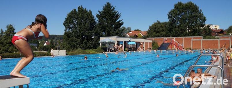 Nase zu und mutig ins Schwimmbecken springen – ab Donnerstag wird das wieder möglich sein. Bild: weu