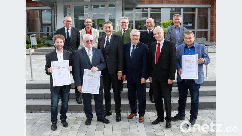 Sie haben Deutschlands beste Handwerksgesellen ausgebildet: Sieben Betriebe erhalten von HWK-Hauptgeschäftsführer Jürgen Kilger (erste Reihe, Dritter von rechts) und HWK-Präsident Dr. Georg Haber (Erste Reihe, Dritter von links) eine Urkunde des Zentralverbands des Deutschen Handwerks überreicht. Darunter Bernd Hutzler von der Druckerei Hutzler aus Grafenwöhr (rechts). Bild: Foto Graggo