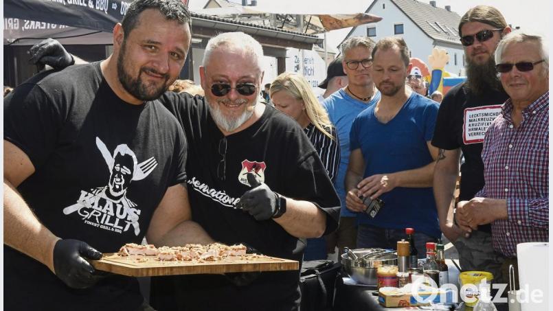 Was gibt es Schöneres, als sich den ganzen Tag mit Essen zu beschäftigen? Die Youtube-Stars Klaus von „Klaus grillt“ (links) und Sven Süß von Franken-BBQ zeigten den Fans, wie es schnell, unkompliziert und vor allem gut gelingt, richtige Steaks oder andere Fleisch-Spezialitäten zu zaubern. Bild: Petra Hartl