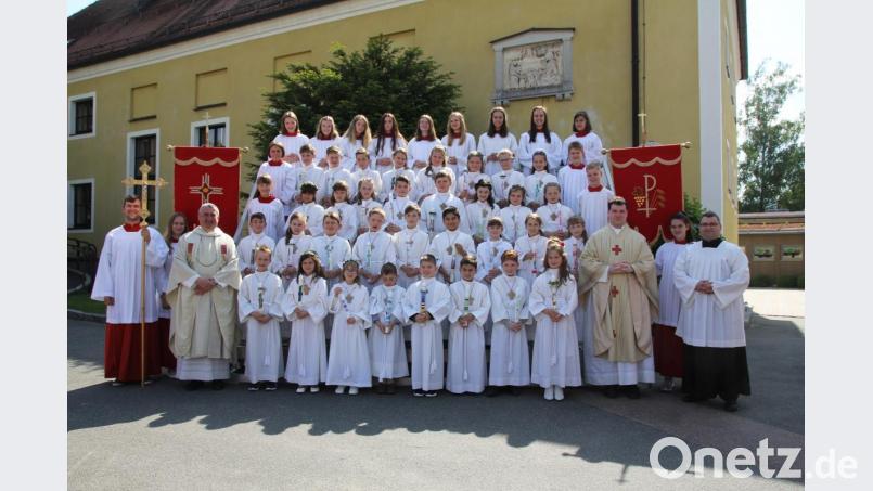 33 Kinder empfingen in der Stadtpfarrkirche die Erstkommunion. Pfarrer Alfons Kaufmann (vorne, links) und Kaplan Florian Frohnhöfer (vorne, rechts) zelebrierten den Festgottesdienst. Bild: frd
