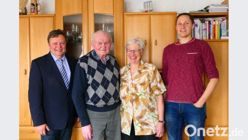 Bürgermeister Gerhard Kellner gratuliert Willi Hofmann (mit Frau Ilse und Sohn Alexander, von links). Bild: ils