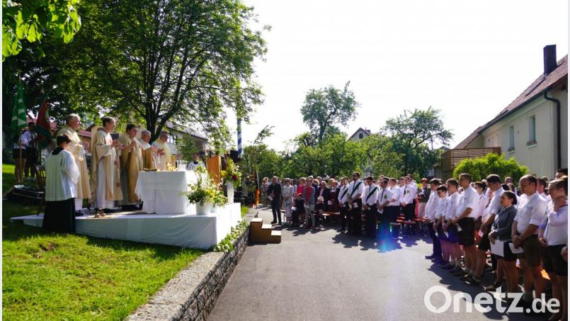 Der Festgottesdienst am Lennesriether Dorfplatz beeindruckt die Gläubigen. Bild: fvo