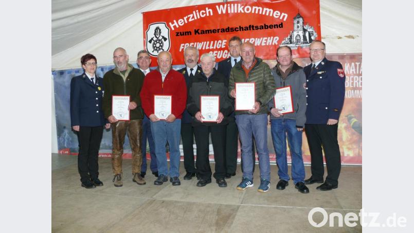Sie wurden für ihre Treue zum Verein ausgezeichnet (von links): Vorsitzende Isolde Schmidt, Werner Ebensberger, Bürgermeister Norbert Bücherl, Josef Roide, Kreisbrandrat Fredi Weiß, Hans Rupprecht, stellvertretender Vorsitzender Andreas Götz, Josef Vogl, Martin Schönberger, der stellvertretend für seinen Vater die Auszeichnung in Empfang nahm, und Kommandant Dieter Graf. Bild: ö