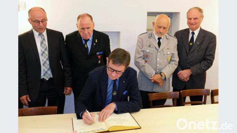 Zu den Höhepunkten des Festabends der Krieger- und Soldatenkameradschaft Speinshart gehörte auf Einladung des Bürgermeisters der Eintrag in das Goldene Buch der Gemeinde. Unser Bild zeigt unter anderem Bürgermeister Albert Nickl (links) und BSB-Präsidenten Richard Drexl (Dritter von links) beim Eintragen. Bild: do