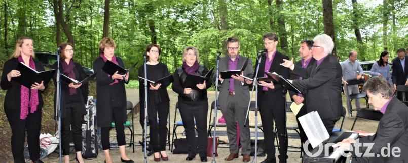 Das Ensemble "ChorDiSono" aus Weiden umrahmt den Gottesdienst musikalisch. Bild: rgr
