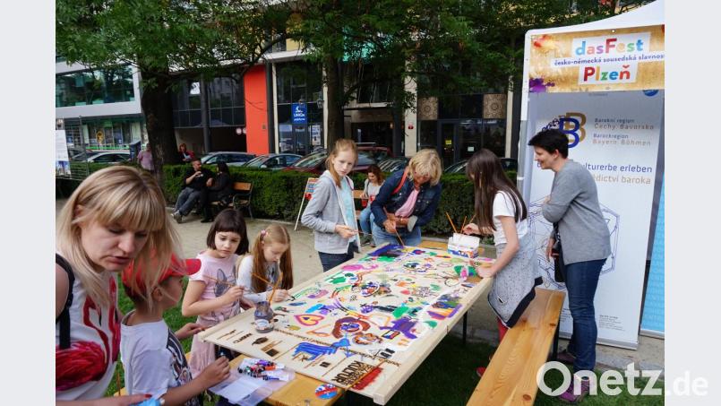 Als langjähriger Partner des Deutschen-Tschechischen Zukunftsfonds war auch das Centrum Bavaria Bohemia bei "Das Fest" mit im Boot. Am Stand der Schönseer war bei einer Malaktion Kreativität gefragt. Irene Träxler, Vorsitzende von Bavaria Bohemia, (Dritte von rechts) griff selber zum Pinsel, CeBB-Leiterin Veronika Hofinger (rechts) schaute zu. Bild: eib