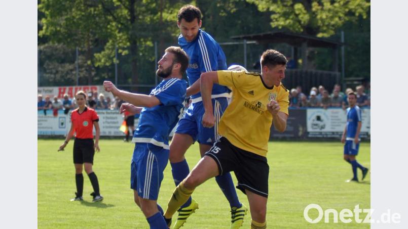 Johannes Pötzl (von links) und Konstantin Graßl behaupteten sich gegen den Hahnbacher Jonas Dotzler. Gegen den FSV Stadeln wartet auf die Etzenrichter Akteure aber ein ganz anderes Kaliber. Bild: otr