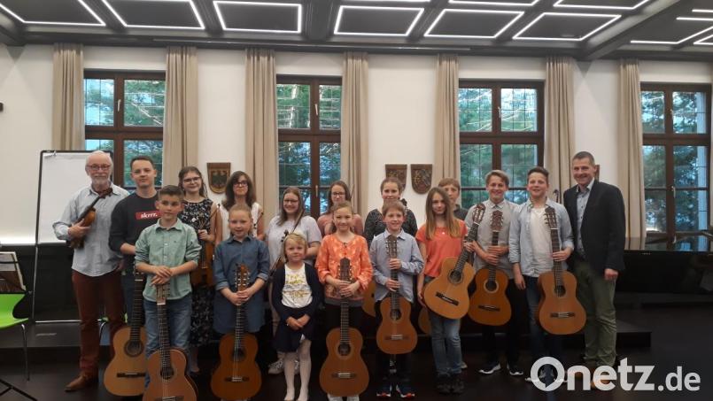 Auf dem Bild, links, Reinhard Mährländer und rechts, Musikschulleiter Tobias Böhm. Bild: exb