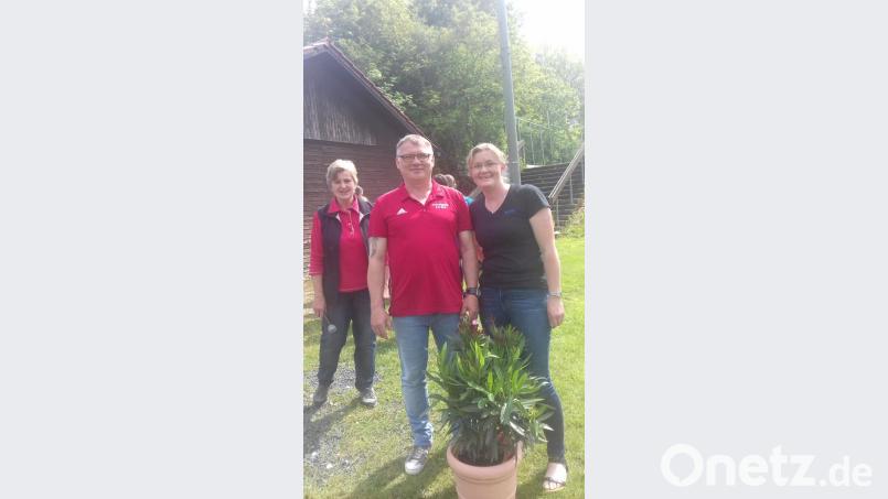 Personen von rechts. Tanja Totzauer, Vorstand Thomas Meierhöfer, Oberturnwartin Edith Mark Bild: Kick, Dagmar