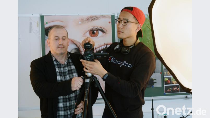 Bei den Dreharbeiten zu &quot;Mit uns fei niad!&quot;: Englisch- und Geschichte-Lehrer Andreas Straub mit Seminarteilnehmer Tsogt Nandin-Erdene. Bild: Gabi Schönberger