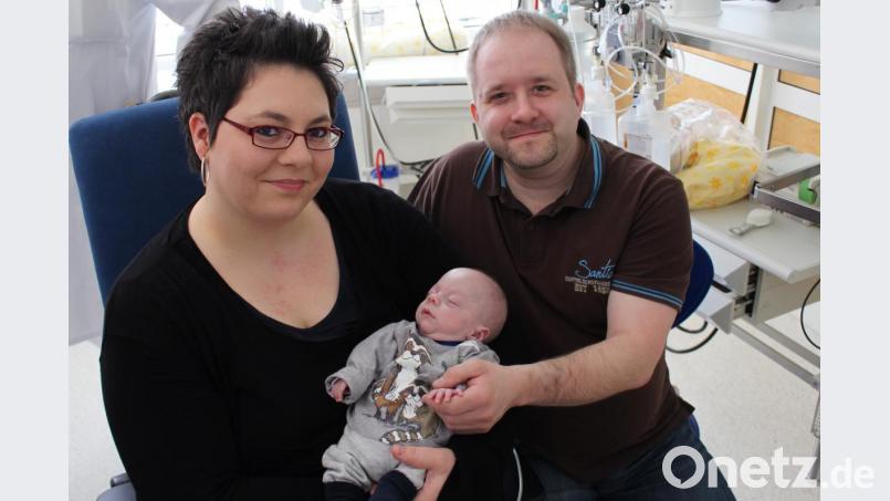 Bei seiner Geburt wog Michael nur 280 Gramm – jetzt freuen sich Mama Regina und Papa Thomas darüber, dass sie gemeinsam – und gesund – die Kinderklinik am Klinikum Weiden verlassen konnten. Bild: Kliniken Nordoberpfalz AG