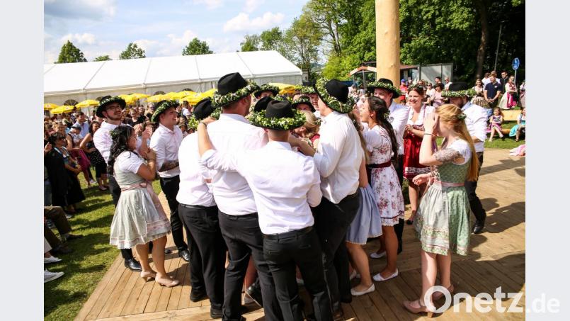 Die Kirwaleute gratuliertem dem neuen Oberkirwapaar Bild: egl