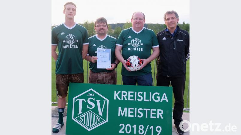 Spielgruppenleiter Ludwig Held (rechts) überreichte an Abteilungsleiter Jürgen Vetter (Zweiter von links) die Urkunde zur Meisterschaft in der Kreisliga West 2018/2019 im Beisein von Spielführer Wilhelm Frank (links) und Franz Jauernig (Zweiter von rechts). Bild: ohr