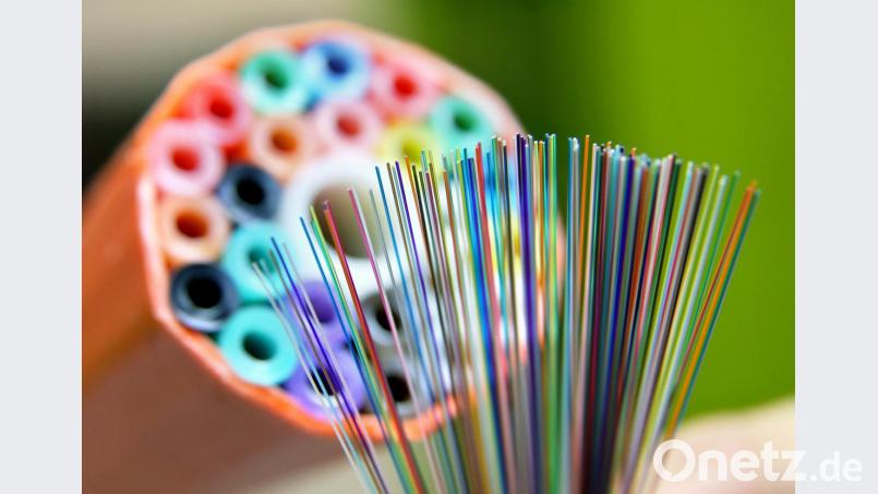 Mit Glasfasern lässt sich schnelles Internet in den ländlichen Raum bringen. Dazu sollen unter anderem Leerrohre wie Hintergrund des Bildes verlegt werden, damit die Infrastruktur aufgebaut werden kann. Bild: Woitas/dpa