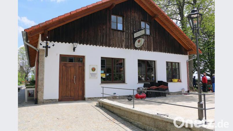 Auf einer kleinen Terrasse (rechts) vor dem Dorfladen neben der Brunnenanlage können sich vorbeikommende Gäste, Wanderer und Radfahrer künftig stärken. Bild: bsc