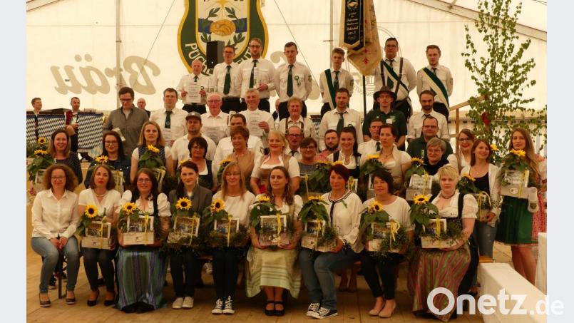 Beim Ehrungsreigen mit dabei waren die ehemaligen Festdamen vom 75-, 90- und 100-jährigen Jubiläum (vorne). Ausgezeichnet hat der Burschenverein mit Mädchengruppe außerdem Michael Geeser (21 Jahre), Herbert Beck (22), Alfons Huber (44), Josef Beck (34) und Karl Hönig (37) (vorletzte Reihe von links). Bild: arw