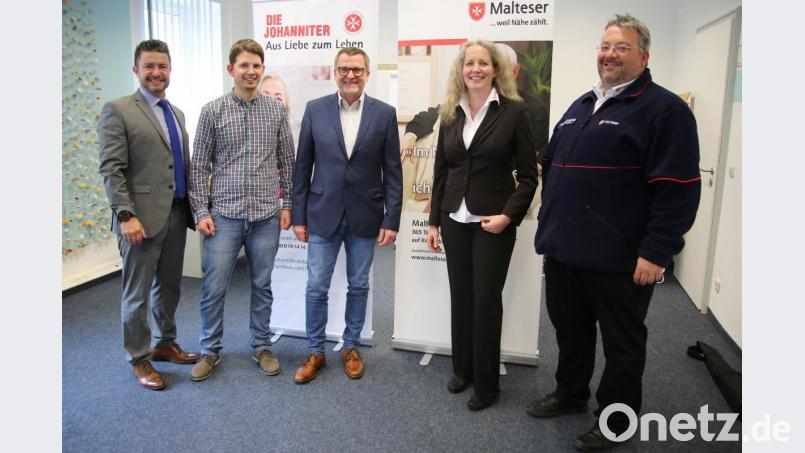 Beim Hausnotruf machen Malteser und Johanniter gemeinsame Sache (von links): Johanniter-Pressesprecher Andreas Denk, Philipp Roder (Sachgebiet Notrufdienste Johanniter), Michael Oberhofer (Leiter Notrufdienste Johanniter), Iris Mages (Bezirksgeschäftsführerin Malteser-Hilfsdienst) und Carsten-Armin Jakimowicz (Standortverantwortlicher Malteser). Bild: Julia Eisenhut/exb