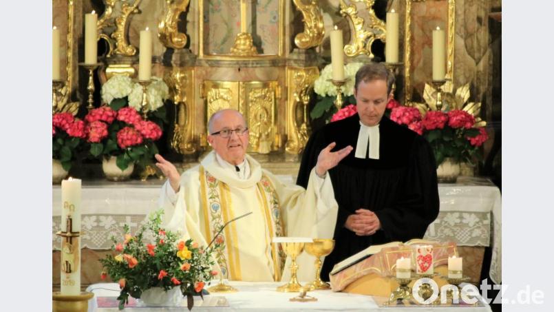 Den gemeinsamen Festgottesdienst zelebrierten Pfarrer Bernhard Huber (links) und Pfarrer Matthias Weih (rechts), der mit seiner beeindruckenden Predigt die Gottesdienstbesucher zum Nachdenken über die bei der freiwilligen Gebietsreform entstandene Großgemeinde anregte. Bild: nbu