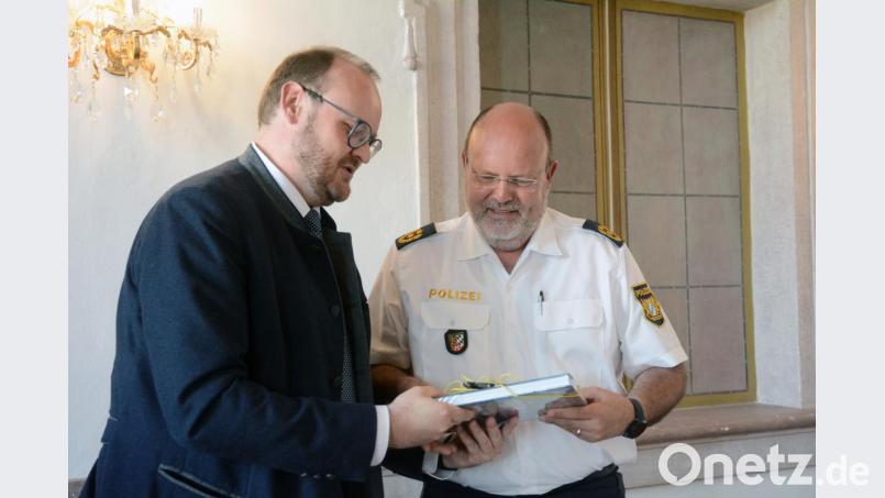 Landrat Andreas Meier (links) dankt Polizeipräsident Norbert Zink mit einem Buch. Bild: Gabi Schönberger