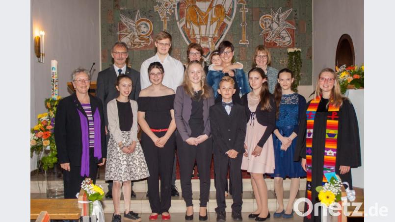 Die Konfirmanden stellten sich mit dem Kirchenvorstand zum Erinnerungsbild: (von links) Pfarrerin Heidi Gentzwein, Roland Willecke, Pauline Peter, Kai Starke, Nina Schwarz, Tanja Hoyer, Senta Kraus, Emma und Doris Schwarz, Paul Straub, Nastasia Repp, Edeltraud Ziegler, Marie Kotzbauer, Vikarin Theresa Amberg. Bild: wgw