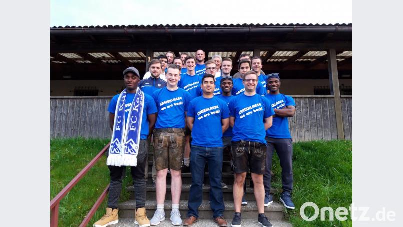 Grund zum Feiern hat der FC-Kaltenbrunn: Der A-Klasse-Meister stellt sich mit Funktionären und Bürgermeister vor dem Sportheim zum Erinnerungsfoto an die Aufstiegsfeier auf. Bild: bk