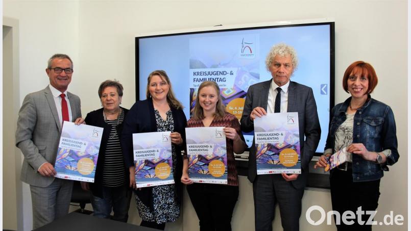 Bürgermeister Werner Nickl, Renate Scharf (Kreisjugendring), Sabine Frank (Kommunale Jugendarbeit), Stadtmarketing-Beauftragte Susanne Schiller, Landrat Wolfgang Lippert sowie die Kemnather Jugendbeauftragte Jutta Deiml (von links) stellen das Programm für den Kreisjugend- und Familientag am 6. Juli in Kemnath. Bild: stg