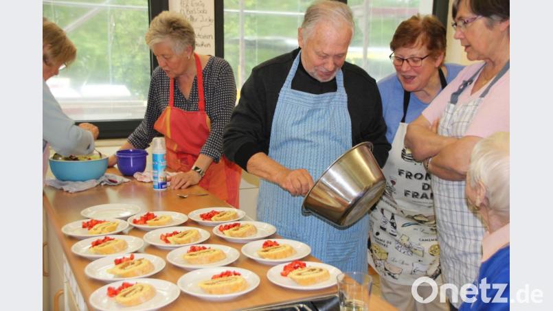Zum krönenden Abschluss gab es Biskuitrolle mit frischen Erdbeeren. Bild: Renate scherer-Mende