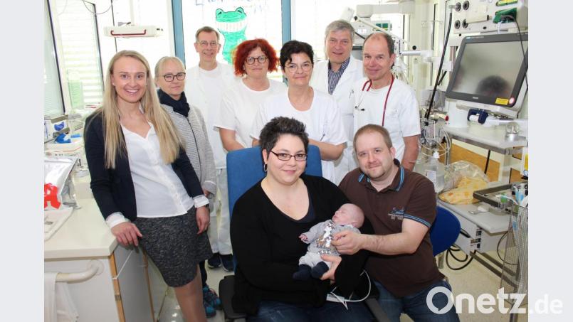 Michaela Hutzler (stellv. Pflegedirektorin), Evi Schlosser (stv. Stationsleiterin 90f), Dr. Klaus Adam (Oberarzt), Ruth Mahal-Vollmer (Hebamme), Dr. Ines Erhardt (Leiterin PNZ), Dr. Fritz Schneble (Chefarzt der Kinderklinik) und Dr. Uwe Maas (Oberarzt) freuen sich, dass der kleine Michael die Kinderklinik gesund verlassen konnte. Bild: Kliniken Nordoberpfalz AG