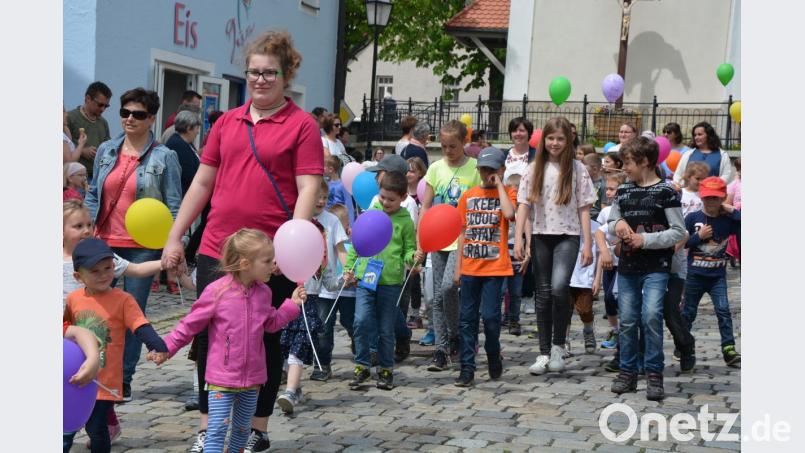 Ausgestattet mit Luftballons zogen die Kinder durch den Ort. Bild: jr