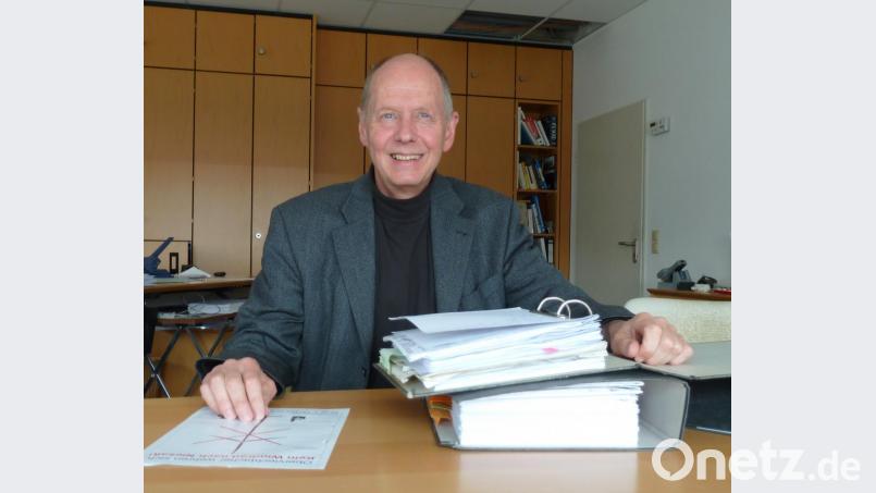 Siegfried Rossmann, Sprecher der Bürgerinitiative, hat gut lachen. Die Firma Ostwind zog den Bauantrag zurück, nachdem das Landratsamt eine weitere Fristverlängerung verweigerte. Bild: Portner