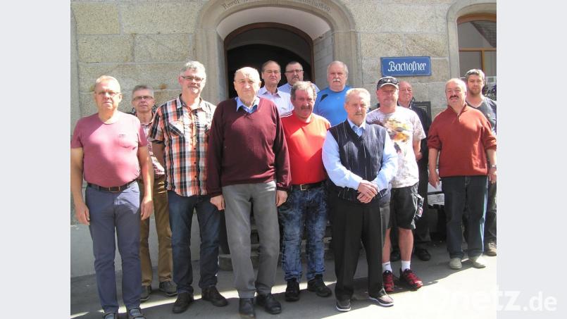 Bild: zeigt die neue Vorstandschaft. Lothar Völkl (Dritter von links) ist der neue Schatzmeister, Helmut Troglauer (Siebter von links) fungiert nun als zweiter Vorsitzender. Seit nunmehr 40 Jahren im Amt ist erster Vorsitzender Hans Neuber (Vierter von links). Erich Janda (Fünfter von rechts) wurde in Anerkennung seiner Verdienste als langjähriger Funktionär zum Ehrenausschussmitglied ernannt. Bild: tu Bild: tu