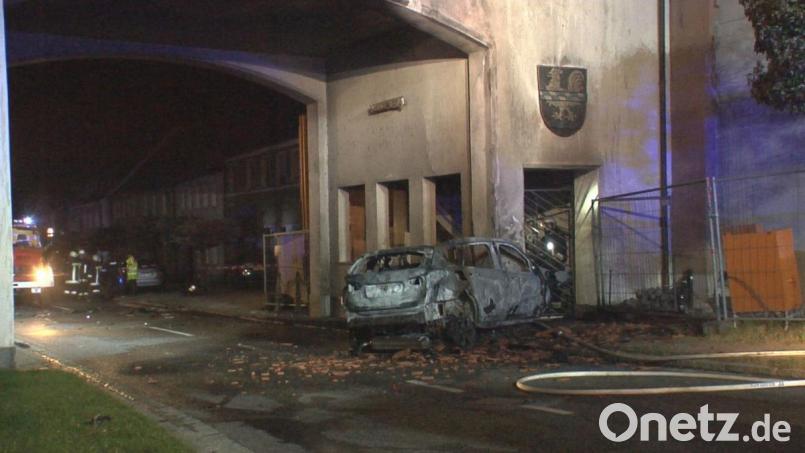 Das Auto prallte gegen die rechte Seite des Oberen Tores in Hahnbach. Bild: Alfred Brönner/OTV