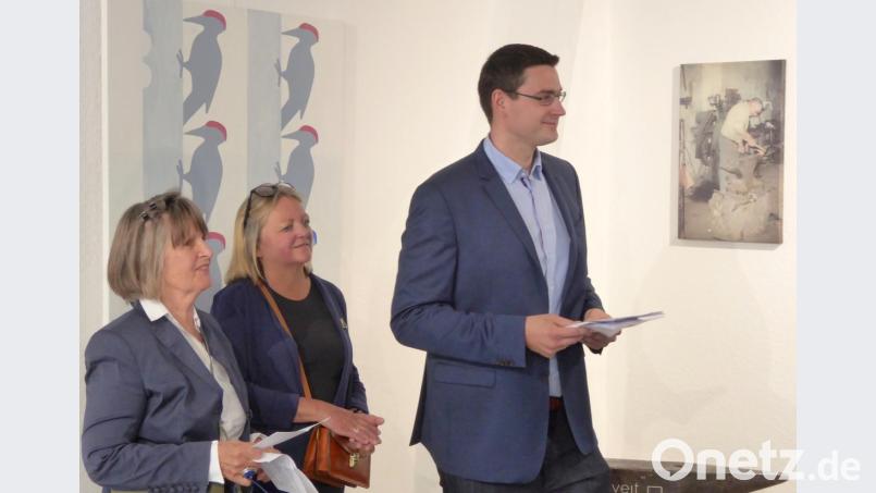 Vernissage-Eröffnung mit Geschäftsführer Fabian Prucker, Künstlerin Kateřina Slípková (Mitte) und Innenarchitektin Alena Mrovcova. Rechts im Bild ein Foto des Opas in der Schmiede, darunter der Amboss Bild: fsb