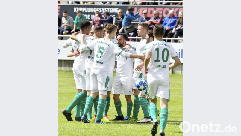 Die Gebenbacher Spieler bejubeln eines ihrer 83 Saisontore in der Bayernliga Nord. Mit 73 Punkten wurde die DJK Vizemeister und startet nun am Donnerstag mit einem Heimspiel in die Relegation zur Regionalliga Bayern. Bild: Hubert Ziegler