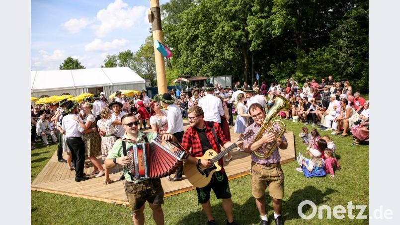 Die Musik drehte sich um, um nicht zu sehen wer den Strauß hat wenn sie zum spielen aufhören. Bild: egl