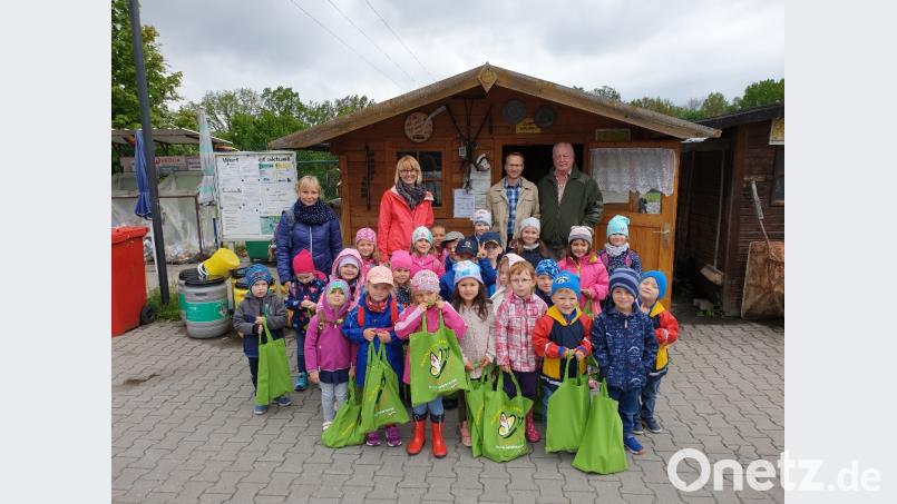 Begleitet von Kindertagesstättenleiterin Birgit Kumeth (hinten, Zweite von links) und deren Stellvertreterin Vanessa Rupprecht (hinten links) besuchten die Kleinen von St. Vitus den Wertstoffhof. Stephan Schwarzenberger (hinten, Zweiter von rechts), stellvertretender Leiter des Amt für Abfallwirtschaft, und Wertstoffhof-Mitarbeiter Erich Markert (hinten rechts) erklärten den Mädchen und Buben alles. Bild: ads