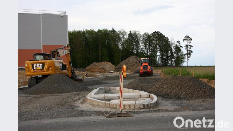 Für die Infrastruktur sehr wichtig ist die Zufahrtsstraße ins Gewerbegebiet, die derzeit gebaut wird. Bild: wro